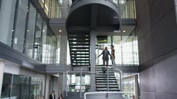 商务人员在大型现代化办公大楼中握手 — 图库视频影像