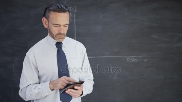タブレット コンピューターを使用して 黒板にビジネス成功のグラフを描く男 — ストック動画