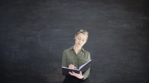 4Kwoman Schrijven Boek Zoek Naar Inspiratie Leeg Schoolbord Achtergrond — Stockvideo