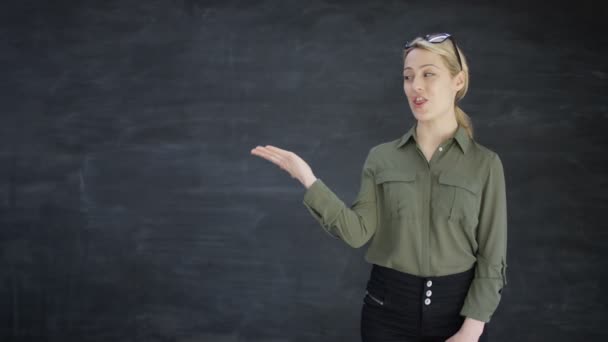 Vrouw Praat Rechtstreeks Met Camera Leeg Schoolbord Achtergrond Aan Wijzen — Stockvideo