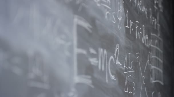 Tiro Estático Quadro Negro Sala Aula Com Fórmulas Matemáticas Científicas — Vídeo de Stock