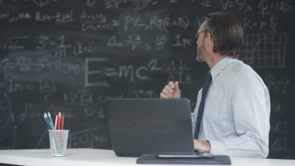 Homem Usando Laptop Sala Aula Estudando Fórmulas Matemáticas Quadro Negro — Vídeo de Stock