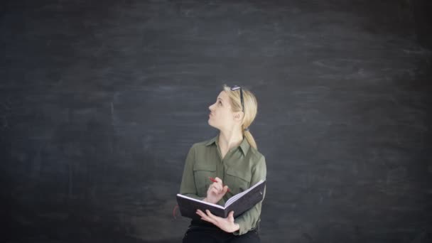 4Kwoman Schrijven Boek Zoek Naar Inspiratie Leeg Schoolbord Achtergrond — Stockvideo