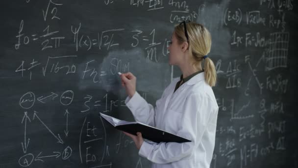 Mujer Sonriente Retrato Capa Blanca Escribir Fórmulas Matemáticas Pizarra — Vídeos de Stock