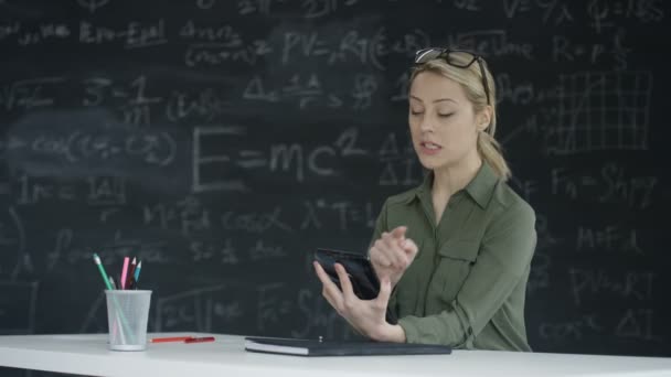 Kobieta Pomocą Tabletu Klasie Tablica Formuł Matematycznych Tle — Wideo stockowe