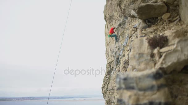 Uzun Atış Genç Adam Tırmanma Kayalık Uçurum Sonra Azalan — Stok video