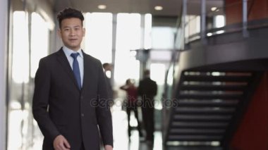 4k gülümseyen başarılı iş adamı büyük modern ofis binası portresi