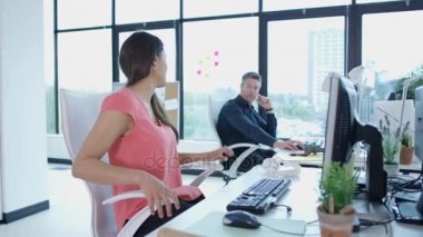 4 k mutlu iş kadını iş bisiklet ile bırakarak ve arkadaşlarınıza veda