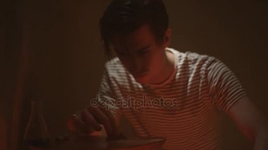 4 k uyuşturucu bağımlısı kasvetli dairesinde bir çizgi kokain burundan enfiye şeklinde çekmek