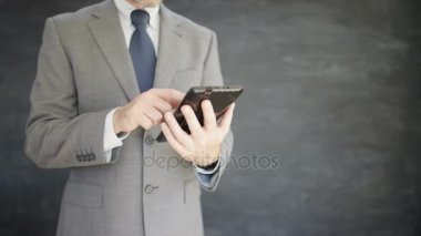 4k tanınmayan adam tablet boş kara tahta arka plan üzerinde kullanma