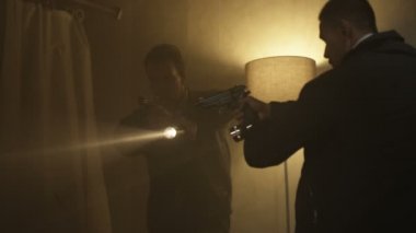 4 k polis dedektifi tabanca ve kasvetli daire soruşturma el feneri ile.