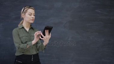 4k bilgisayar tablet kullanma ve iş başarı grafiği kara tahta çizim kadın