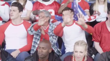 4k izlerken kalabalık Spor Stadyumu ve kameraya sallayarak oyunu