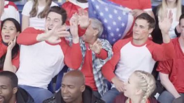 4k izlerken kalabalık Spor Stadyumu ve kameraya sallayarak oyunu