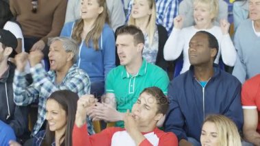 4 k heyecan fanlar spor kalabalıkta, kutlama ve onların Takıma tezahürat