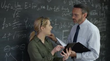 4 k portre gülümseyen akademik erkek ve kadın matematik formülleri yazı tahtası üzerinde eğitim