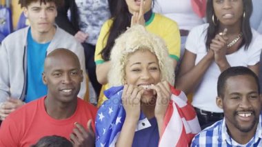 4k kalabalık tezahürat takım spor olay, bizi bayrak tutan genç kadın