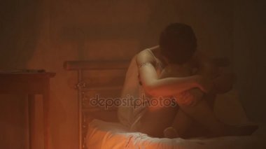 4k karanlık ve kasvetli odada tek başına oturmak depresif kadın uyuşturucu bağımlısı portresi
