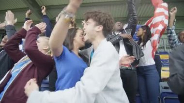 4 k heyecan fanlar spor kalabalıkta, kutlama ve onların Takıma tezahürat