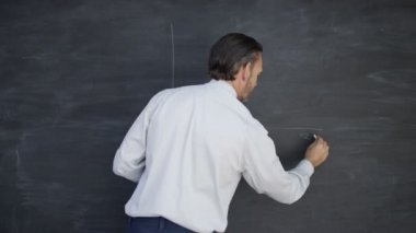 4k bilgisayar tablet kullanma ve iş başarı grafik çizim kara tahta adam