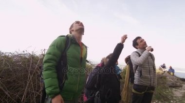 cliff tabanda ayakta ve onların tırmanış planlama kaya dağcılar 4k Grup