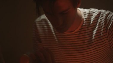 4 k uyuşturucu bağımlısı kasvetli dairesinde bir çizgi kokain burundan enfiye şeklinde çekmek