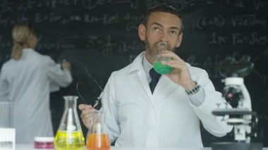sınıf eğitim vererek 4 k heyecanlı bilim adamı doğrudan kameraya konuş