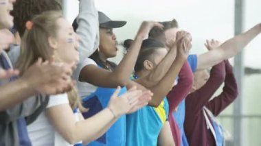 4 k heyecanlı spor fanlar alkışlar ve kendi takımı için tezahürat canlı olay