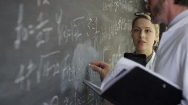 matematik formülleri tahtaya yazma beyaz kat 4 k bilim adamları