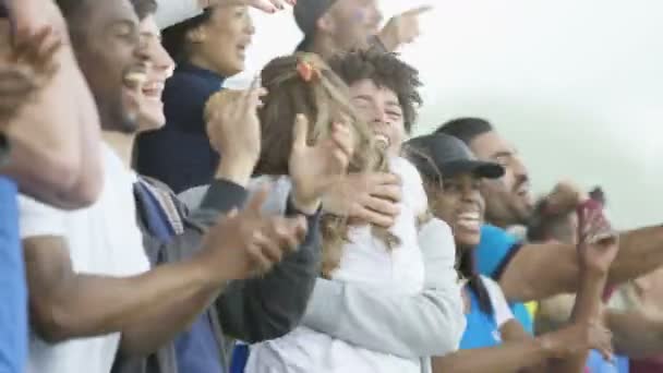 Heyecanlı Spor Fanlar Alkışlar Kendi Takımı Için Tezahürat Canlı Olay — Stok video