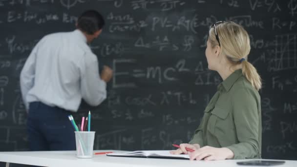 Retrato Sonriente Académico Hombre Mujer Estudiando Fórmulas Matemáticas Pizarra — Vídeos de Stock