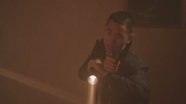 警察侦探用手枪和手电筒突袭黑暗的公寓 — 图库视频影像