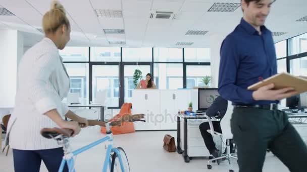 Allegra Donna Affari Con Bicicletta Arrivo Lavoro Colleghi Saluto — Video Stock