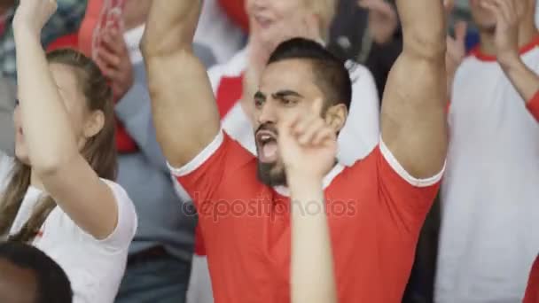 Supporter Excité Dans Foule Sportive Célébrer Encourager Son Équipe — Video