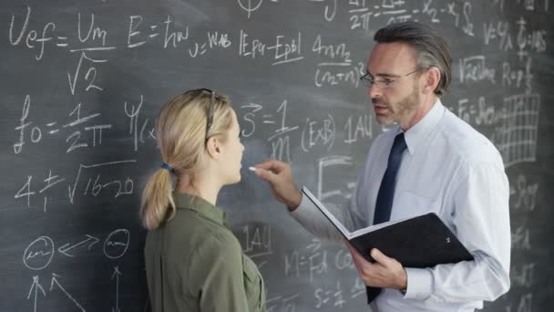 Stående Leende Akademiska Man Och Kvinna Som Studerar Matematiska Formler — Stockvideo