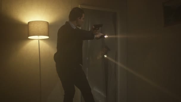 警察侦探用手枪和手电筒调查黑暗的公寓 — 图库视频影像