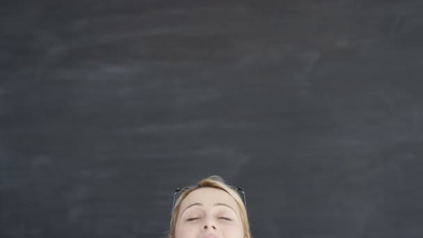 黒板の背景に女性の笑みを浮かべて 空白のコピー スペースからパンを — ストック動画
