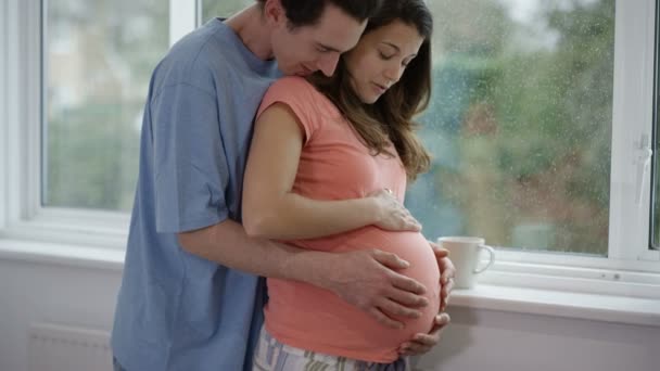 Couple Enceinte Détendre Maison Les Deux Avec Leurs Mains Sur — Video