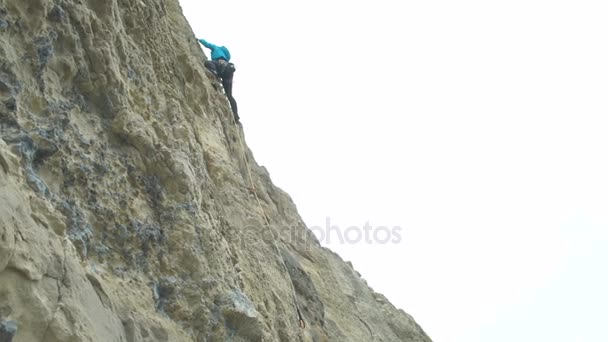 Kadın Dağcı Kayalık Uçurum Bir Üzerinde Azalan — Stok video
