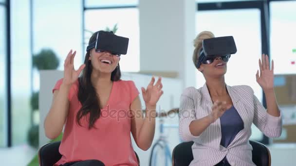 Glückliches Casual Business Team Probiert Virtual Reality Zuschauer Aus — Stockvideo