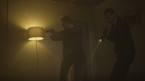 Politie Detectives Met Pistolen Zaklampen Onderzoeken Donker Appartement — Stockvideo