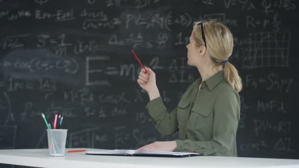 Frau Klassenzimmer Schreibt Buch Tafel Mit Mathematischen Formel Hintergrund — Stockvideo