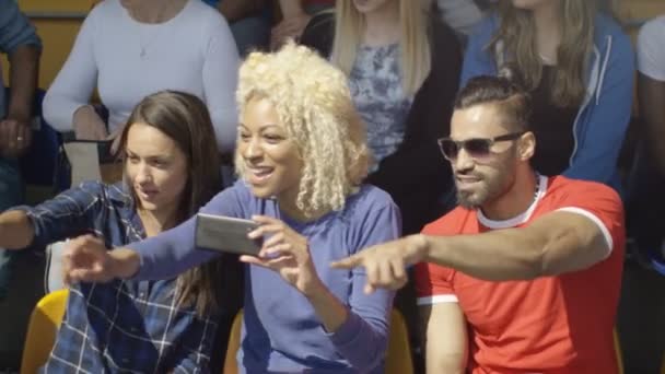 Amigos Sentados Multitud Evento Deportivo Tomando Fotos Con Teléfono Inteligente — Vídeos de Stock