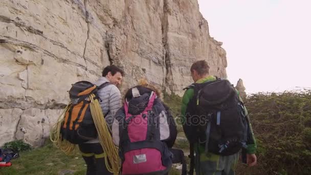 Grupp Bergsklättrare Vandring Till Läge Att Börja Klättra — Stockvideo