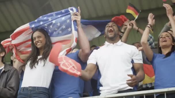 Menigte Toeschouwers Juichen Sportevenement Met Vlaggen Van Vele Volken — Stockvideo