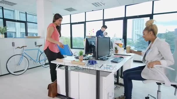 Glada Casual Business Team Som Arbetar Tillsammans Moderna Kontor — Stockvideo