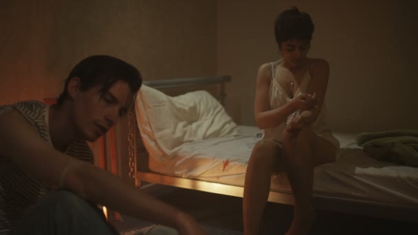 吸毒成瘾夫妇在阴暗的公寓注射药物和传递 — 图库视频影像