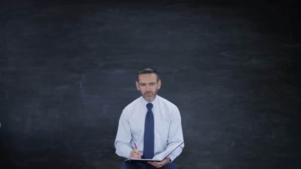 Hombre Escribiendo Libro Buscando Inspiración Fondo Pizarra Blanco — Vídeo de stock