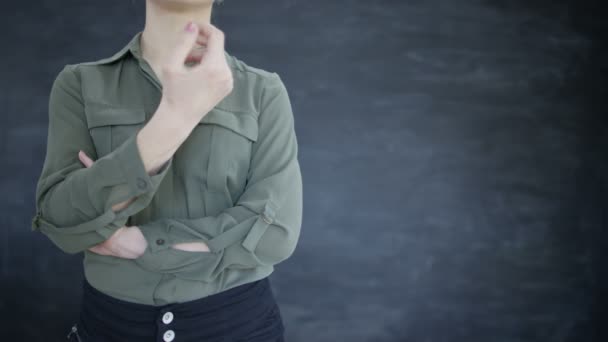 Mujer Irreconocible Dando Pulgares Hacia Arriba Fondo Pizarra Blanco — Vídeo de stock