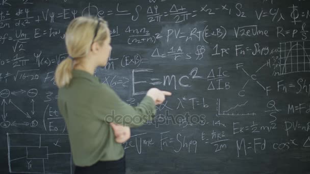 Porträt Lächelnde Akademikerin Studiert Mathematische Formeln Der Tafel — Stockvideo
